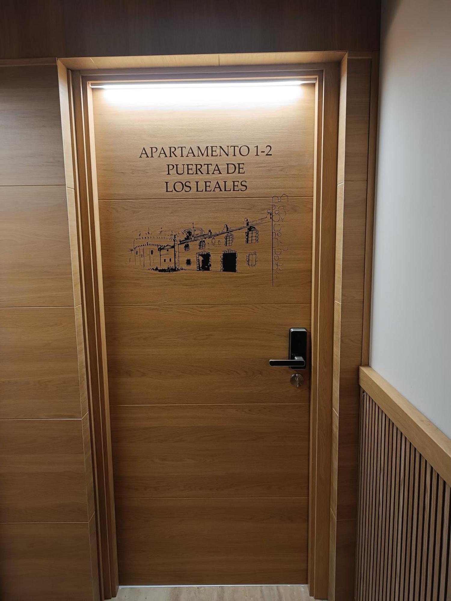 Apartamentos Turisticos Avila Puerta De Los Leales 1-2 Kültér fotó